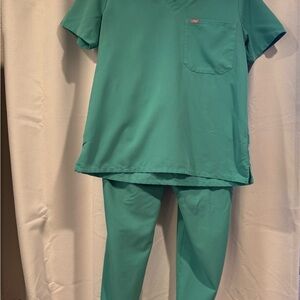 Figs Women’s Medium scrub set